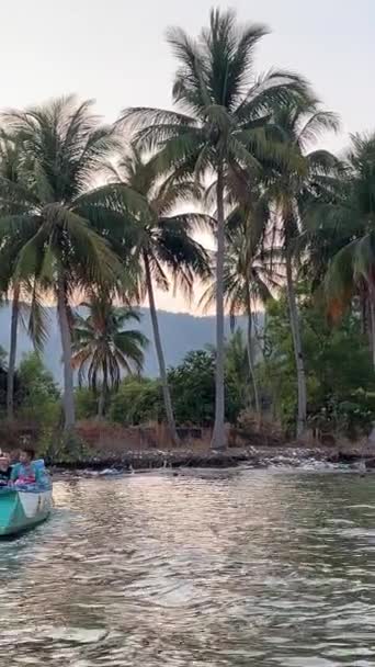 Palmy Nedotčené Přírodou Odpadky Vyplavené Břeh Vietnam Phu Quoc Island — Stock video