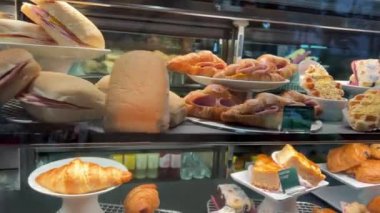 Kisses Köprüsü kıyısındaki Hint Okyanusu kıyısındaki kafe köprü, günbatımına geçiş Vietnam 'da kahve içen insanlar Phu Quoc Adası Grand Starbucks 04.02.2024 