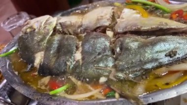 Kızarmış beyaz pomfret Tayvan 'daki Ay Yeni Yılı' nda yeni yıla özel bir yemektir. Çince kelimeler şanslıdır.,