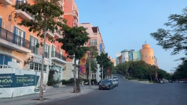 인도양의 해안에 사람들 마시는 베트남 아일랜드 그랜드 스타벅스 2024 — 비디오