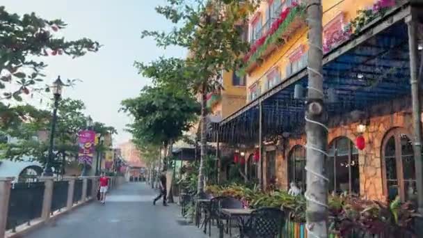인도양의 해안에 사람들 마시는 베트남 아일랜드 그랜드 스타벅스 2024 — 비디오