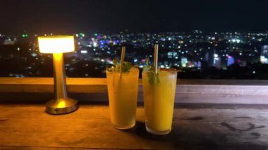 Erkekler masa iki bardaktan kokteyl bardağı alırlarken, Alacakaranlık İndirim Saati 'nde bar abur cuburu içerken, lüks bir özel otel restoranında. Yavaş çekim