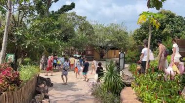 Cazibe tatilleri gösteriyor ki, Cable Car kabini özçekim serüveni alır macera heyecanı insanlar Vietnam 'da tatil ve turist Phu Quoc Adası Günbatımı Kasabası Vietnam Dünya Hon Thom 04.04.2024