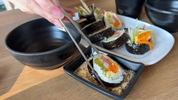 Comida Japonesa Com Arroz Peixe Cru Vermelho Creme Queijo Salmão — Vídeo de Stock