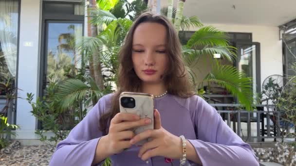 Joven Morena Caucásica Sentada Parque Sobre Hierba Usando Smartphone Desplazándose — Vídeos de Stock