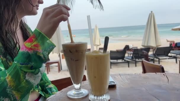 Ein Mädchen Mit Großem Vergnügen Trinkt Strand Einen Kaffee Und — Stockvideo