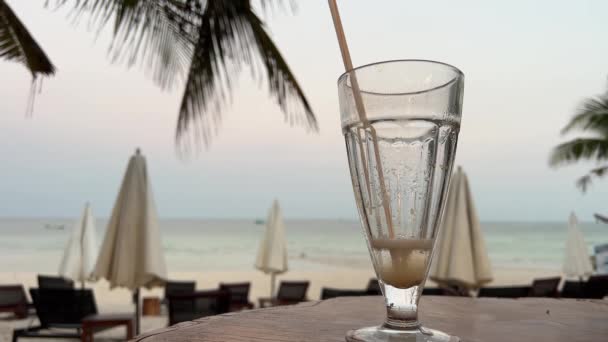 Fine Vacanza Bicchiere Vuoto Dopo Cocktail Sullo Sfondo Della Spiaggia — Video Stock