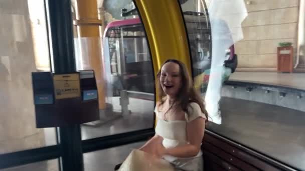 Cabane Téléphérique Prend Selfie Ride Fille Rit Les Yeux Brillent — Video