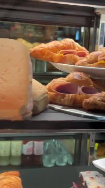 Kisses Köprüsü kıyısındaki Hint Okyanusu kıyısındaki kafe köprü, günbatımına geçiş Vietnam 'da kahve içen insanlar Phu Quoc Adası Grand Starbucks 04.02.2024 