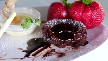  Çilekli ve kaşıklı çikolatalı şekerleme, beyaz arka planda izole edilmiş, üst manzara.