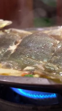 Kızarmış beyaz pomfret Tayvan 'daki Ay Yeni Yılı' nda yeni yıla özel bir yemektir. Çince kelimeler şanslıdır.,