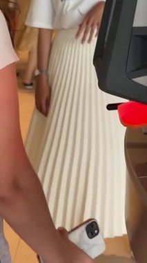 Cazibe tatilleri gösteriyor ki, Cable Car kabini özçekim serüveni alır macera heyecanı insanlar Vietnam 'da tatil ve turist Phu Quoc Adası Günbatımı Kasabası Vietnam Dünya Hon Thom 04.04.2024