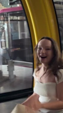  Kablolu TV kabini selfie çekerken kız gülüyor, gözleri parlıyor, cep telefonuyla fotoğraf çekiyor Vietnam 'daki Phu Quoc Adası Günbatımı Kasabası Vietnam' daki Dünya Hon Thom turisti için.