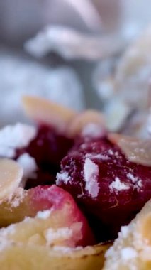 Çatal ve bıçakla taze kirazlı Charlotte 'u kesen kadın ellerine yakın çekim. Huskies hindistan cevizi gevreği ahududu ve krep süzme peynirli harika krep kremalı kahvaltı