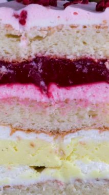 Mavi arka planda kremalı çilekli haşhaşlı kek. Yüksek kalite 4k görüntü