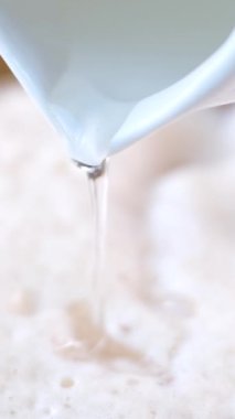 Şerbeti kahveye dök. Süt köpüğünün üzerine yavaş çekimde sütlü şerbet dök. Yüksek kalite 4k görüntü