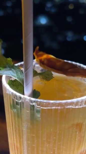 Barda Kokteyl Içmek Barda Renkli Bardaklarla Oturan Iki Kız Arkadaş — Stok video