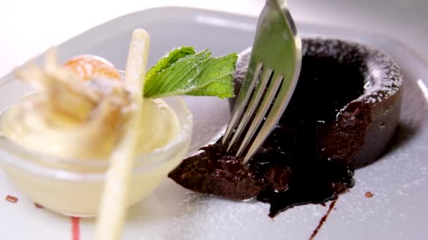 Çilekli Kaşıklı Çikolatalı Şekerleme Beyaz Arka Planda Izole Edilmiş Üst — Stok video