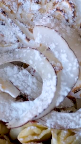 Pfannkuchen Mit Beeren Mit Messer Und Gabel Nahaufnahme Schneiden Essen — Stockvideo