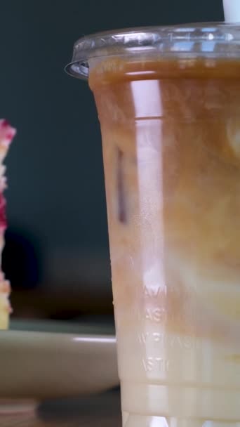 在咖啡桌上的杯子里放上一杯冰镇咖啡 高质量的4K镜头 — 图库视频影像