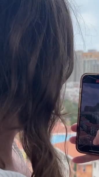 Seilbahnkabine Macht Selfie Fahrt Mädchen Lacht Augen Leuchten Macht Fotos — Stockvideo