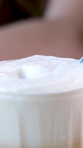 Mãos Femininas Estão Mexendo Espuma Latte Com Uma Palha Imagens — Vídeo de Stock