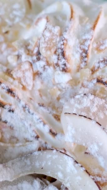 Pastel Merengue Con Crema Blanca Espolvoreada Con Chispas Chocolate Girando — Vídeos de Stock