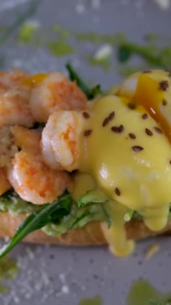 플레이트에 새우와 달걀과 Bruschetta 레스토랑 서비스 고품질 — 비디오