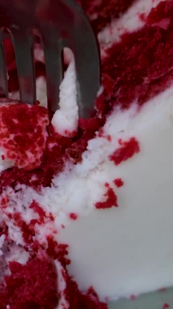 Ramasser Gâteau Velours Rouge Avec Une Cuillère Douceur Texture Gâteau — Video