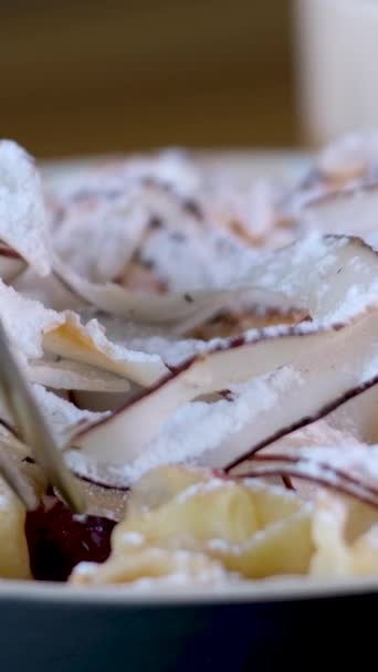 클로즈업을 사용하여 베리와 팬케이크를 식사를위한 신선한 오트밀 팬케이크 하스키 코코넛 — 비디오