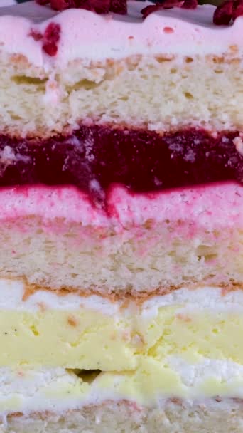 Κέικ Παπαρούνας Φράουλα Κρέμα Γάλακτος Πιάτο Μπλε Φόντο Υψηλής Ποιότητας — Αρχείο Βίντεο