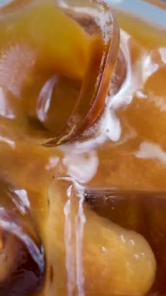 Makroaufnahme Von Kaltem Kaffee Zeitlupe Aufgenommen Wie Eine Frau Eiswürfel — Stockvideo