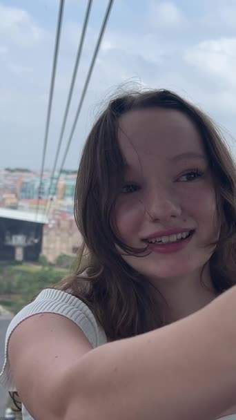 Atrakcje Wakacyjne Pokazy Kabina Kolejki Linowej Trwa Selfie Jazdy Przygodowe — Wideo stockowe