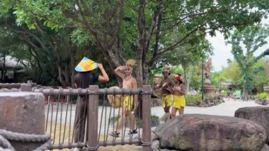 Cazibe tatilleri gösteriyor ki, Cable Car kabini özçekim serüveni alır macera heyecanı insanlar Vietnam 'da tatil ve turist Phu Quoc Adası Günbatımı Kasabası Vietnam Dünya Hon Thom 04.04.2024