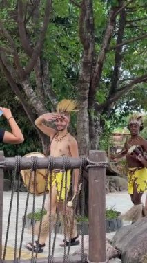 Cazibe tatilleri gösteriyor ki, Cable Car kabini özçekim serüveni alır macera heyecanı insanlar Vietnam 'da tatil ve turist Phu Quoc Adası Günbatımı Kasabası Vietnam Dünya Hon Thom 04.04.2024