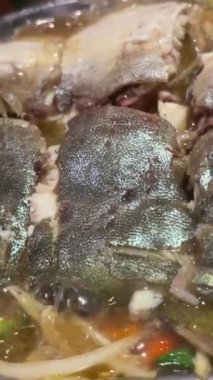 Kızarmış beyaz pomfret Tayvan 'daki Ay Yeni Yılı' nda yeni yıla özel bir yemektir. Çince kelimeler şanslıdır.,