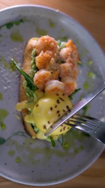 Kırmızı balıklı lezzetli yemekler, kruvasan üzerinde sebzeler. Lezzetli yemek servisi. Fransız Yemeği, Yavaş Hareket. Baker restoranda servis için yemek hazırlıyor. Doldurulmuş taze Fransız kruvasanı..