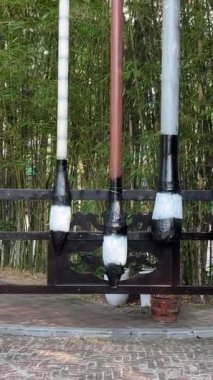 Ortaçağ kalesinin savunması. Asya ve Avrupa 'da kilit koruması. Eski çağlarda askeri kuleler sıcak su ya da reçine ile sulanırdı.