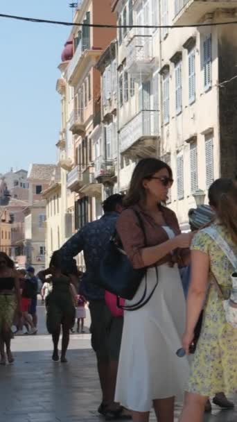 Enge Gassen Hohe Gelbe Gebäude Auf Der Insel Korfu Touristen — Stockvideo