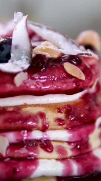 Pendekatan Dari Stack Pancake Dengan Coklat Madu Strawberry Berry Biru — Stok Video