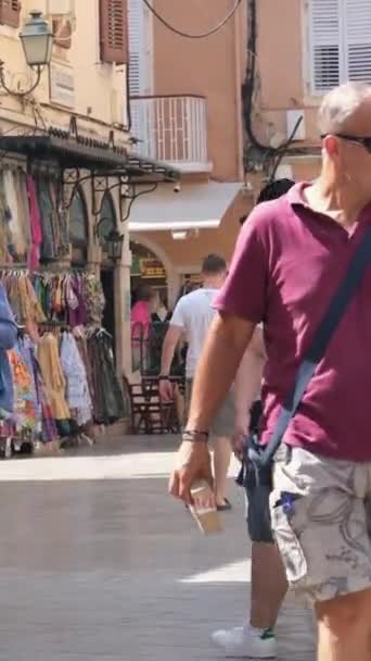 Ruas Estreitas Edifícios Amarelos Altos Ilha Turistas Corfu Andando Redor — Vídeo de Stock