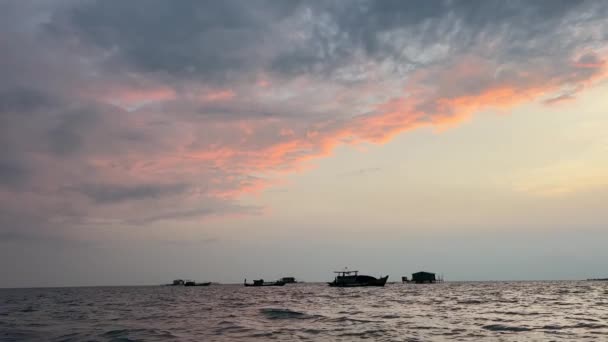 日没の空に浮かぶ漁船のシルエット 日没の空に浮かぶ漁船のシルエット — ストック動画