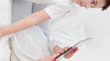 Baba internette bağımsız olarak çalışıyor anne ve oğlu yan yana oturup uzun süre oturmak istiyorlar. 