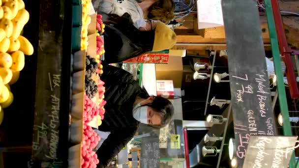 在覆盖的市场上 卖家和买主的日常生活中 许多卖家都在为卖家购买水果 蔬菜和其他商品 — 图库视频影像