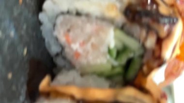 Black DRAGON ROLL Yengeç Eti, Avokado, Kappa Unagi, Avokado, Balık Gevreği ve Çiçekle süslenmiş Balık Restoranı