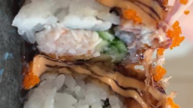 Black DRAGON ROLL Yengeç Eti, Avokado, Kappa Unagi, Avokado, Balık Gevreği ve Çiçekle süslenmiş Balık Restoranı