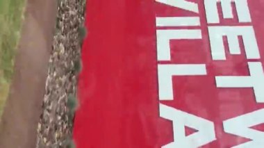 Fleetwood Village 2. Bölge İnşaat Bariyeri Kırmızı Kurdele Aileler İçin Büyük Ev Apartmanı BC, Vancouver, Kanada, 07.07.2023