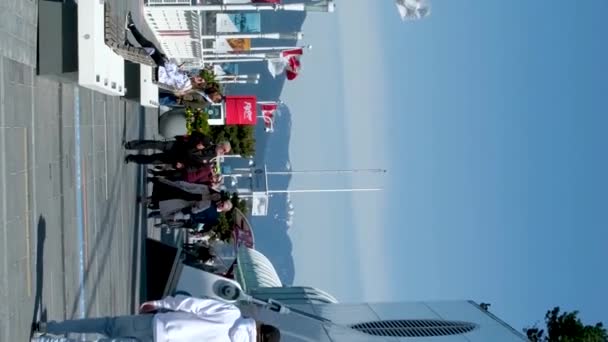 Sırt Çantalı Spor Ayakkabılı Insanlar Liman Vagonlarında Yürüyorlar Taksi Otobüsleri — Stok video