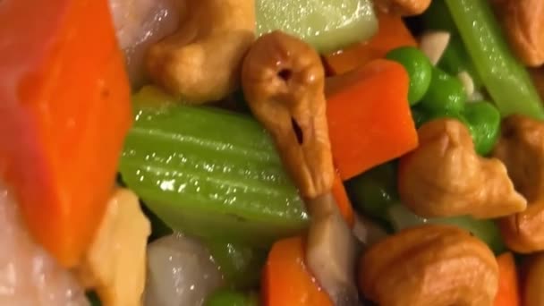 粉红Apron系列 虾仁配腰果 蔬菜配上美味的鲑鱼配甜土豆 学亚洲菜 高质量的4K镜头 — 图库视频影像