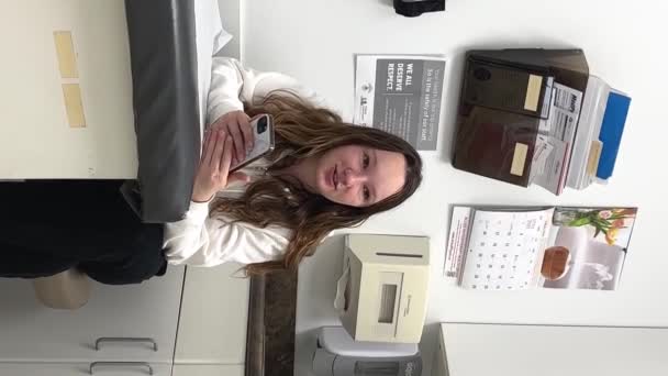 Mädchen Mit Telefon Sitzt Arztpraxis Surrey Arzttermin Wartet Verschiedene Flaschen — Stockvideo